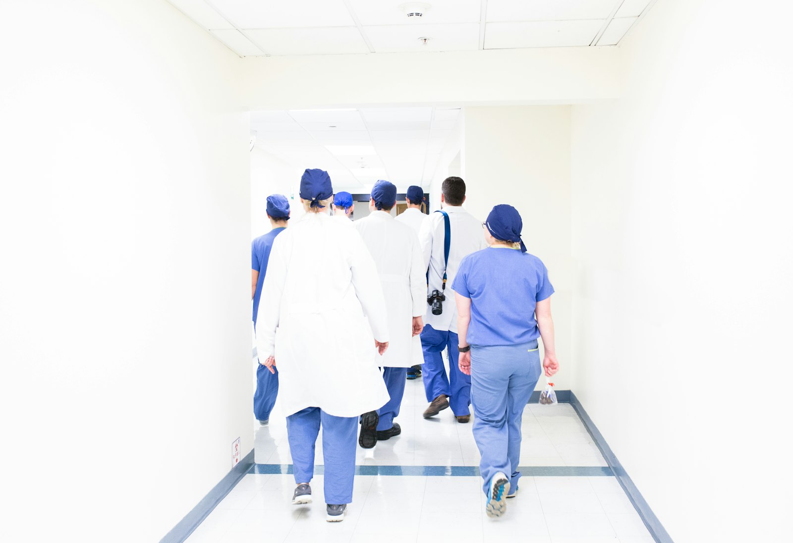 Equipe de plantão caminhando pelo corredor do hospital